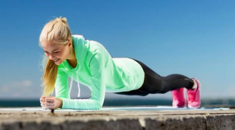 Faire la planche : 5 étapes pour réussir ce test de gainage